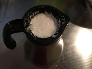 コーヒーポットが粉石鹸の泡でぶくぶく